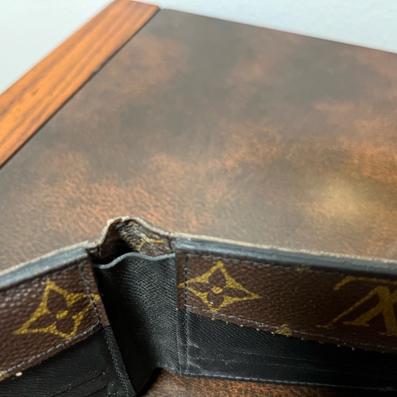 Men’s Louis Vuitton Bifold Wallet - Picture 6 of 15
